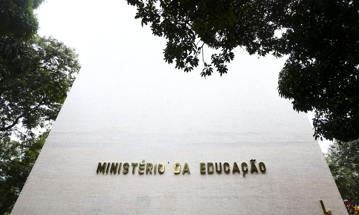 Ebserh publica edital de concurso com 545 vagas