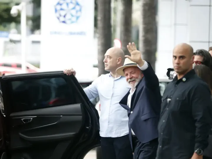 Lula recebe alta hospitalar e ficará em SP até quinta-feira