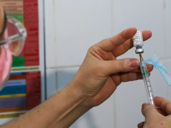 Sociedade médica alerta para baixa procura da vacina contra a dengue