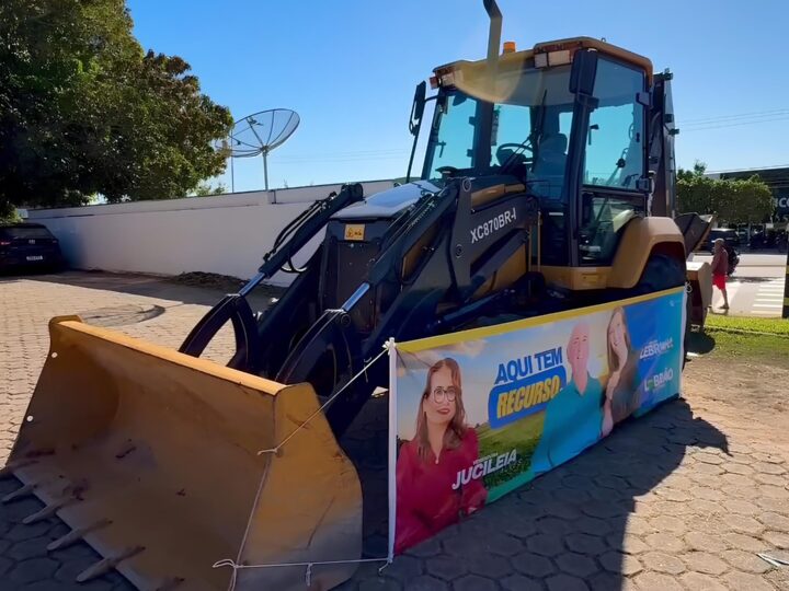 Retroescavadeira é entregue a Ministro Andreazza com apoio da deputada Gislaine Lebrinha