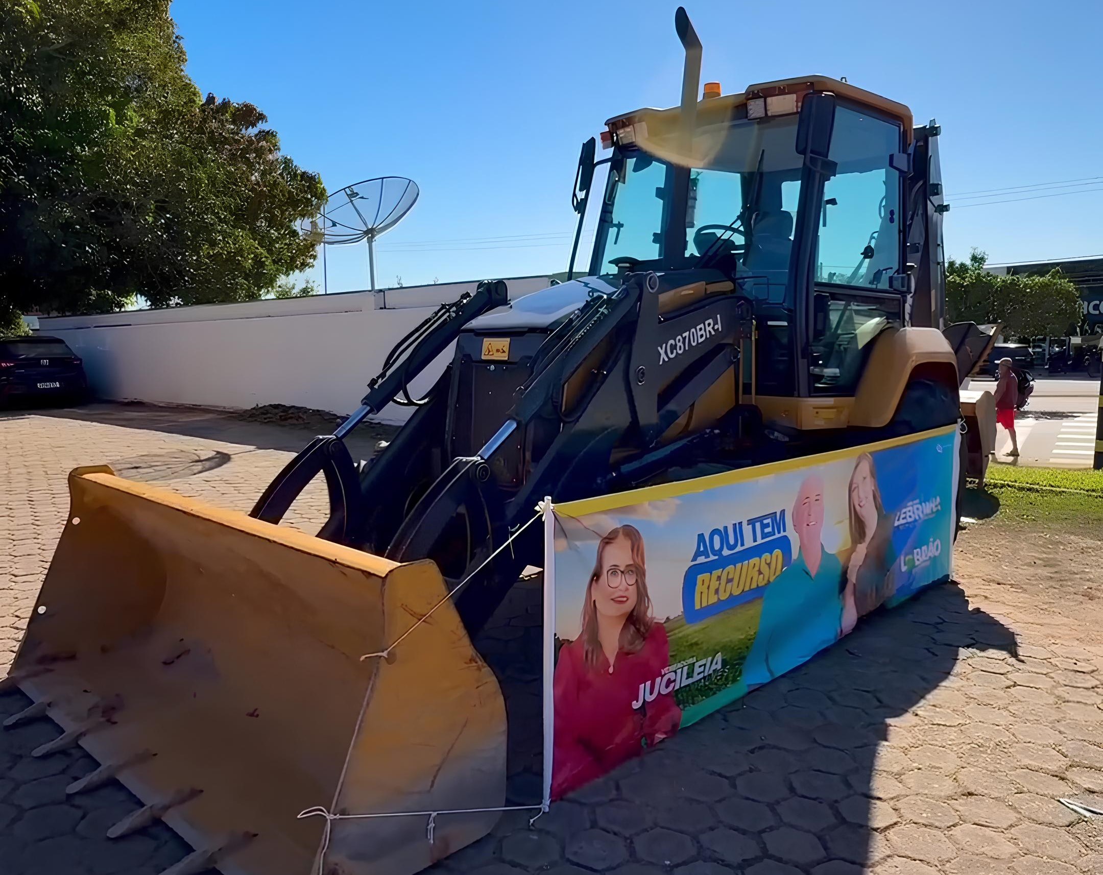 Retroescavadeira é entregue a Ministro Andreazza com apoio da deputada Gislaine Lebrinha