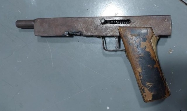 Homem tenta fugir da polícia mas acaba preso com arma artesanal em Cerejeiras