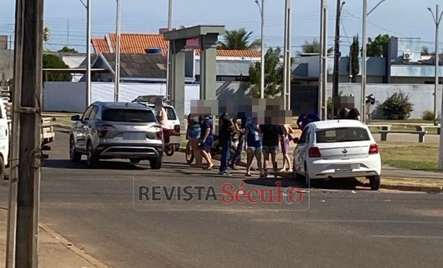 Colisão entre carro e moto é registrada por populares no Jardim Eldorado, em Vilhena