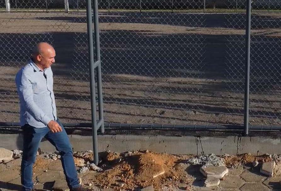 Ezequiel Neiva celebra início da instalação de grama sintética nos campos society de Vilhena