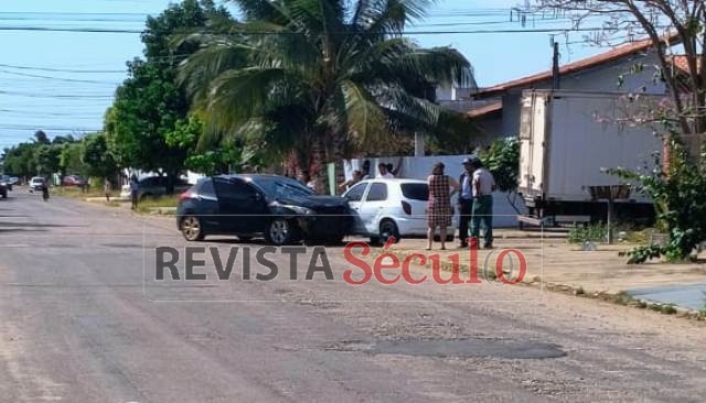 Carros colidem no Centro de Vilhena