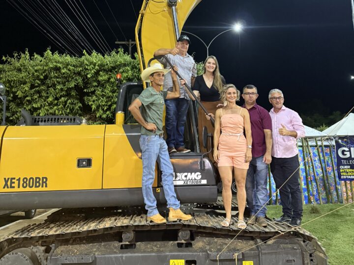 Máquina PC é entregue em Rio Crespo por emenda parlamentar de Gislaine Lebrinha
