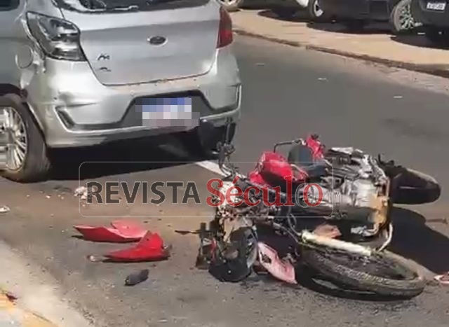 Motociclista atinge carro em frente à faculdade FIMCA e fica ferida em Vilhena