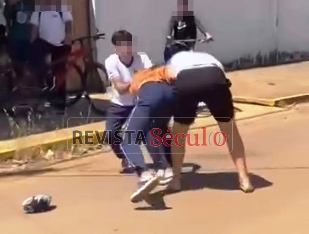 Briga entre alunos termina com pancadaria em frente a escola estadual em Vilhena