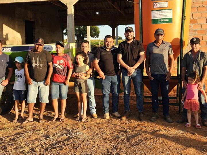 Agricultores de Santa Luzia Agradecem deputado Jean Mendonça por implementos agrícolas