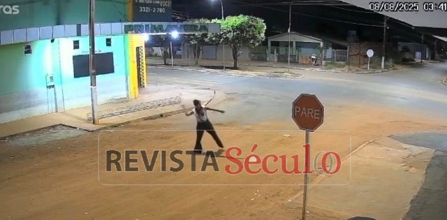 Mulher é flagrada por câmera quebrando vidro de comércio a pedradas em Vilhena