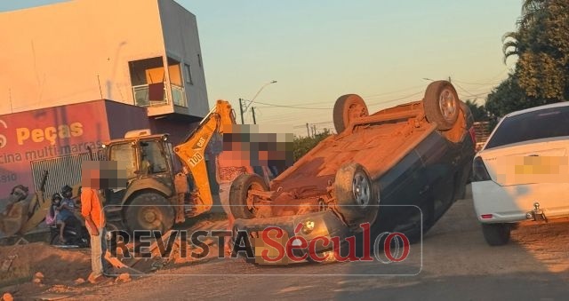 Carro capota em valeta não sinalizada em obra da prefeitura de Vilhena