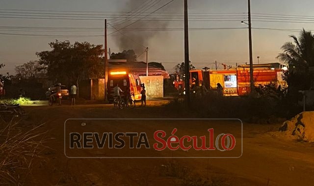 Incêndio em vegetação que ameaçava residência é contido por bombeiros em Vilhena