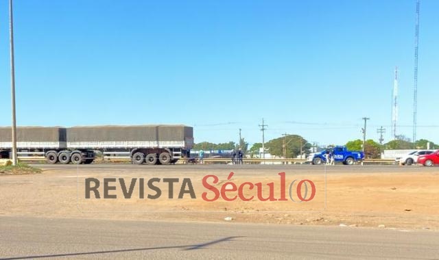 Motociclista acerta traseira de carreta na BR-364 e sofre fratura na perna em Vilhena