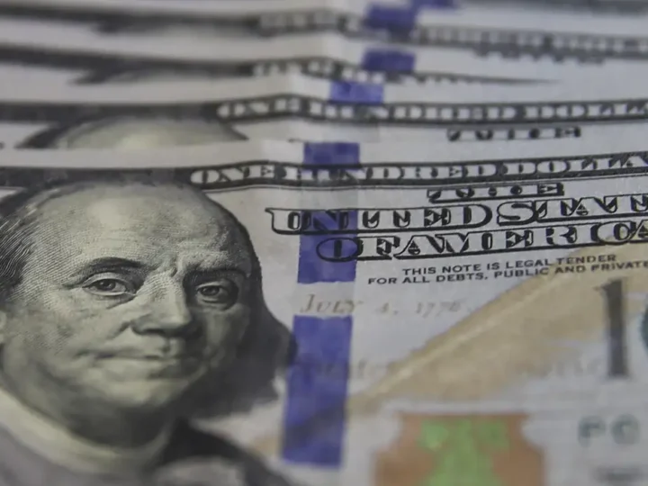 Dólar cai para R$ 5,38 e fecha no menor valor em mais de um ano