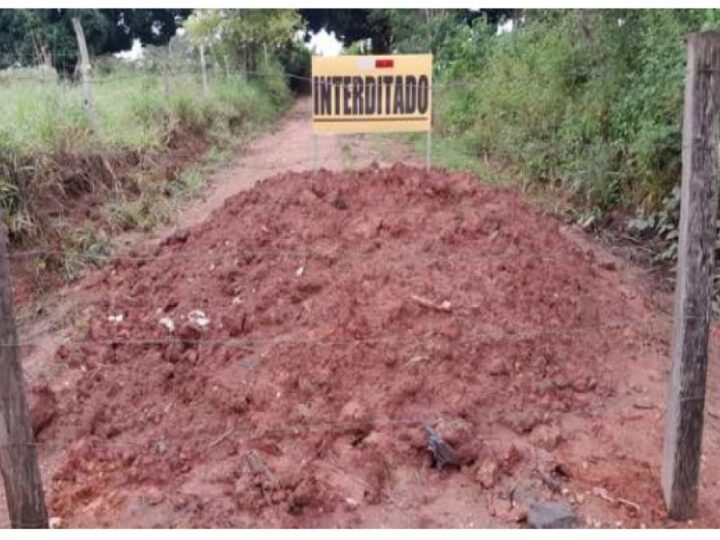 Em Colorado; ex-vice-prefeito e seu irmão bloqueiam estrada e Procuradoria-Geral do Município garante o direito de servidão de passagem aos moradores do setor chacareiro, na rua Mato Grosso.