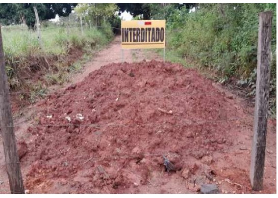 Em Colorado; ex-vice-prefeito e seu irmão bloqueiam estrada e Procuradoria-Geral do Município garante o direito de servidão de passagem aos moradores do setor chacareiro, na rua Mato Grosso.