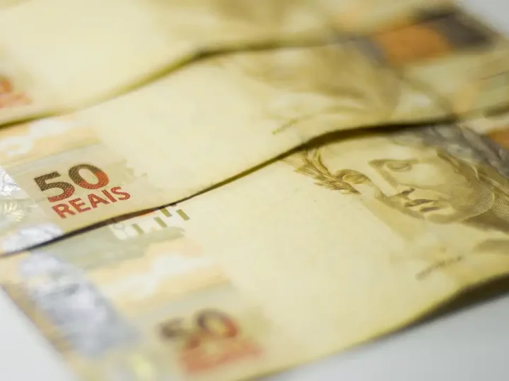Arrecadação federal no ano supera 2024, apesar da queda em agosto