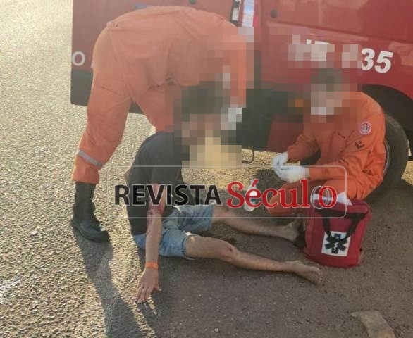 Pilotando moto de auto-escola, rapaz sem capacete colide contra carro de PM em Vilhena
