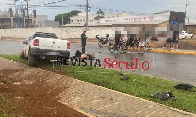 Motorista acerta árvore na avenida Presidente Nasser em Vilhena