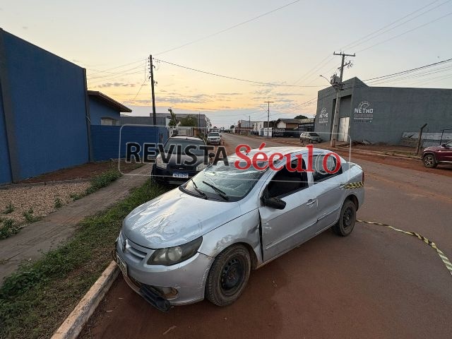 Carro colide com outro, capota e motorista foge do local em Vilhena