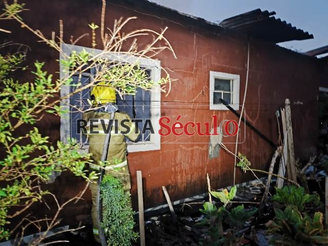 Casa de cadeirante pega fogo em Vilhena