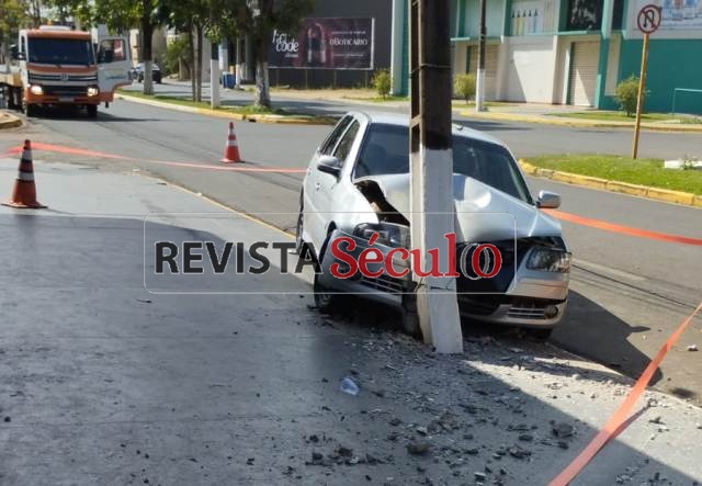 Jovem de 21 anos atinge poste após dormir na direção no Centro de Vilhena