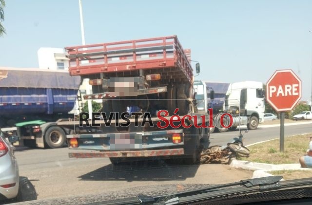 Acidente ente caminhão e motoneta é registrado na BR-364 em Vilhena