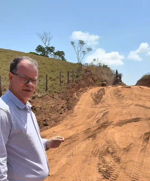 Mais um morro foi rebaixado na linha 4 mini eixo em Colorado do Oeste