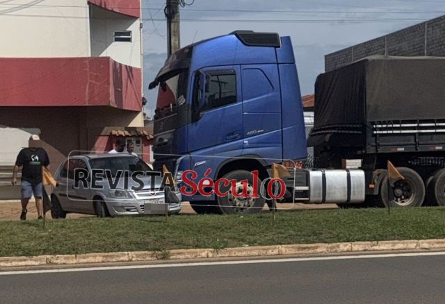 Colisão entre carreta e carro é registrada na BR-174 em Vilhena