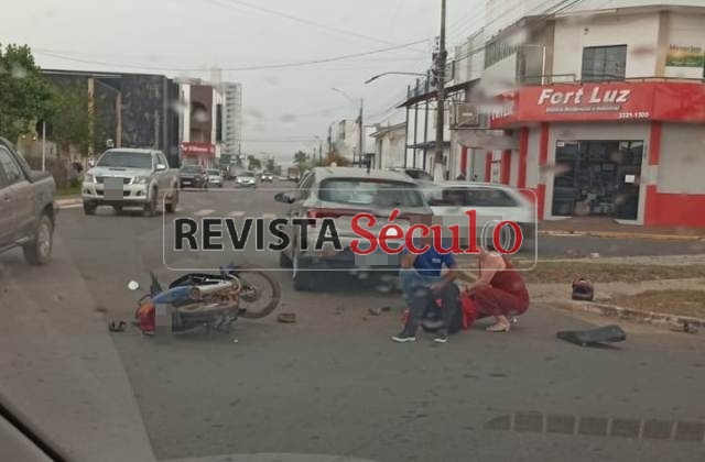 Colisão entre carro e moto deixa ferido na Presidente Nasser em Vilhena