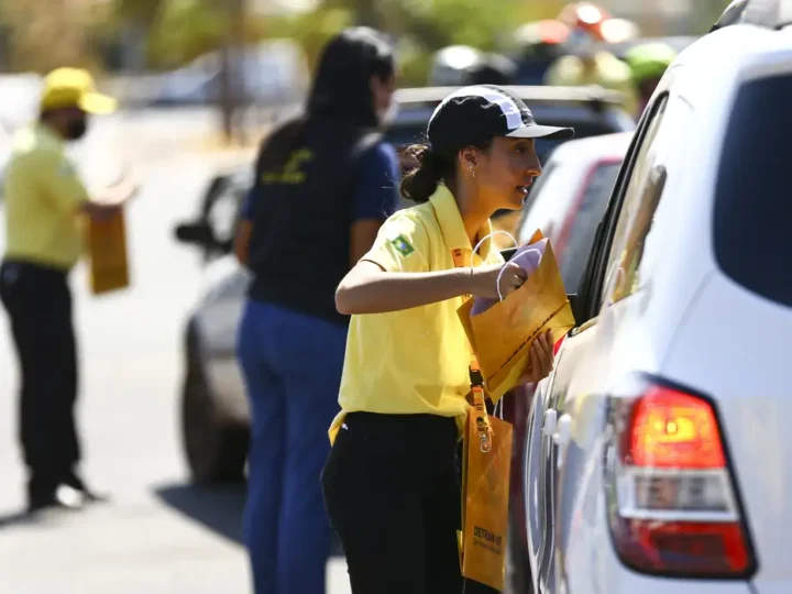 Transporte: melhor lugar de criança no carro é o meio do banco de trás