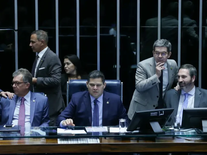 Senado aprova retirada de despesas com tarifaço do teto de gastos