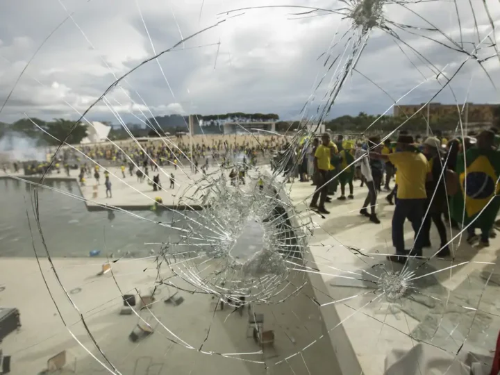 Bolsonaro e aliados deverão pagar R$ 30 milhões pela depredação no 8/1