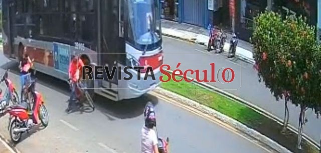 Acidente entre ônibus e bicicleta elétrica deixa idoso ferido no Centro de Vilhena