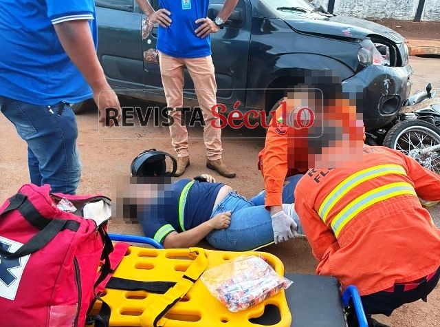 Motociclista fica ferida após colisão entre carro e moto no cruzamento da Avenida Rondônia com a Rua Ceará, em Vilhena