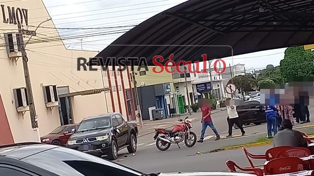 Moto e camionete colidem no centro de Vilhena