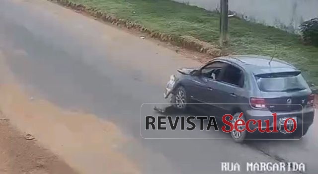 Câmeras de segurança flagram acidente entre carros no bairro Jardim Primavera; motorista foge do local