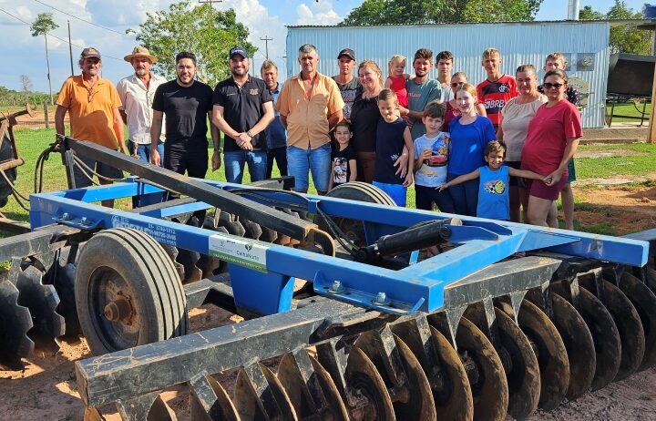 Agricultores de Pimenta Bueno agradecem ao deputado Jean Mendonça por implementos agrícolas
