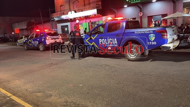 Briga entre homens por causa de mulher termina com porta de lanchonete quebrada em Vilhena
