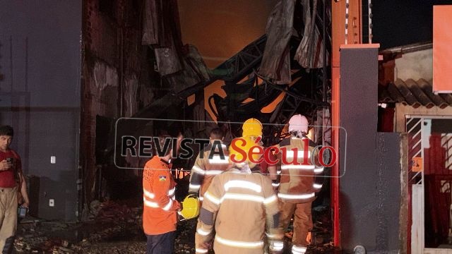 Incêndio de grandes proporções destrói comércio no setor 06 em Vilhena