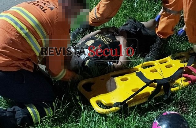 Motociclista supostamente embriagado cai em rotatória da BR-364 em Vilhena e fica desacordado