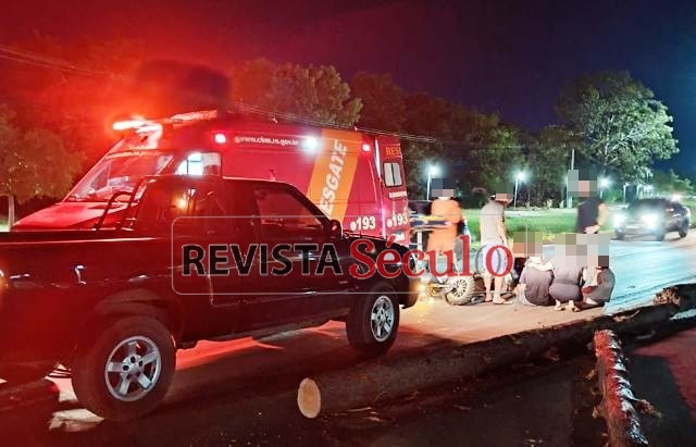 Casal acerta tronco de árvore usado para sinalizar obra na BR-174 em Vilhena