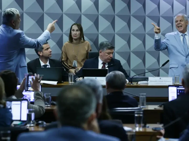 Ex-presidente do INSS se nega a responder perguntas de relator da CPI