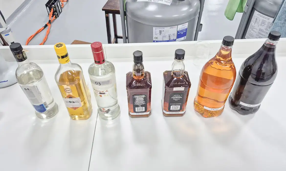PF apura se metanol abandonado é usado para adulterar bebidas