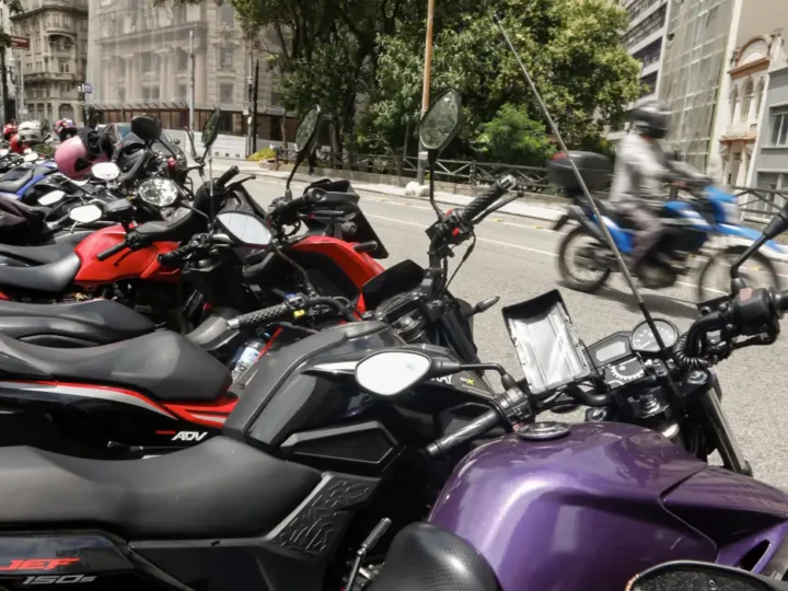 Trabalhador por aplicativo ganha mais, porém tem jornadas mais longas
