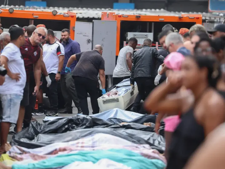 Moradores retiram cerca de 60 corpos em área de mata após operação