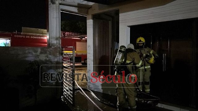 URGENTE: Incêndio atinge clínica de fisioterapia em Vilhena; fisioterapeutas conseguem sair ilesas e salvam animais