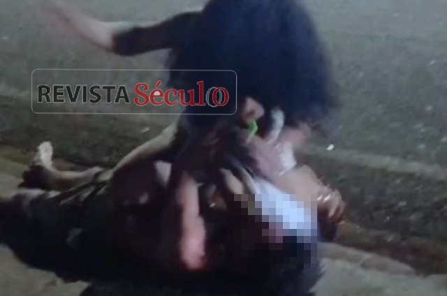 Homem é agredido por mulher em praça pública de Cerejeiras e Polícia Militar é acionada