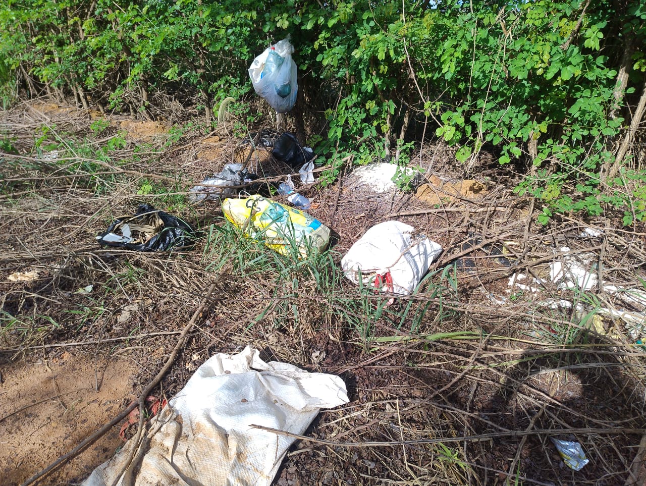 Moradores do Orleans, em Vilhena, denunciam descarte irregular de lixo e entulho na periferia do bairro