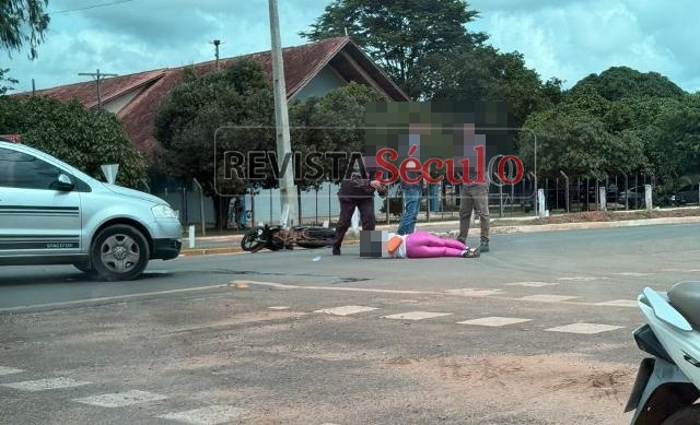 Carro invade preferencial e atinge motociclista na rotatória da Brigadeiro, em Vilhena